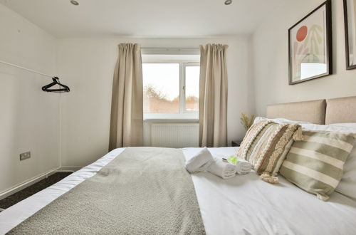 Photo 12 - Bright & Airy 3-Bed with Parking