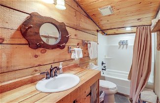 Foto 3 - Pet-friendly Butler Cabin w/ Hot Tub, Walk to Lake