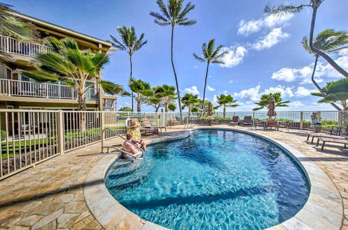 Foto 2 - Waipouli Beachfront Condo w/ Balcony + Ocean Views