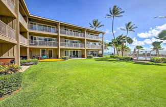 Foto 3 - Waipouli Beachfront Condo w/ Balcony + Ocean Views