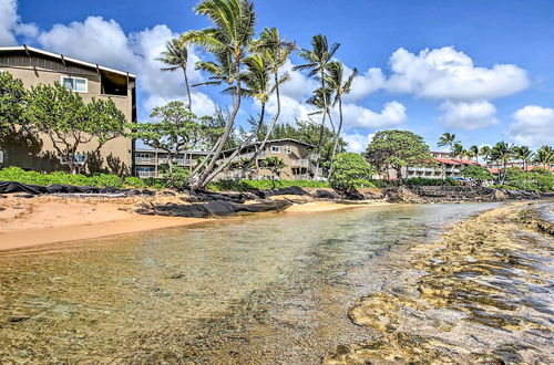 Foto 11 - Waipouli Beachfront Condo w/ Balcony + Ocean Views