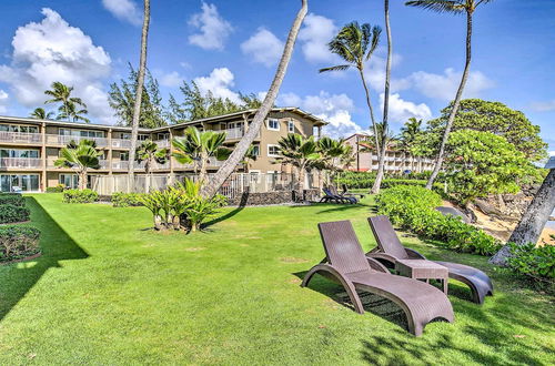 Foto 9 - Waipouli Beachfront Condo w/ Balcony + Ocean Views