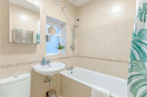 Photo 19 - Serene & Stylish 1BD Flat - Tooting Bec