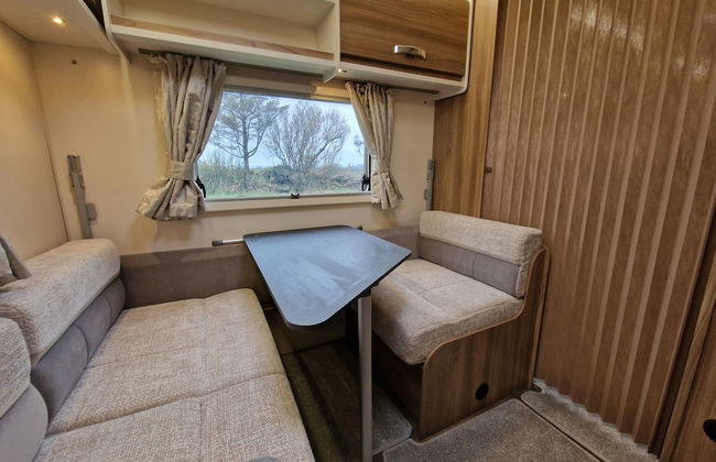 Brand new Touring Caravan Sited all Setup Ready - Foto 16