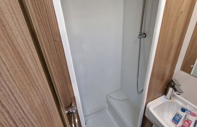 Brand new Touring Caravan Sited all Setup Ready - Foto 12