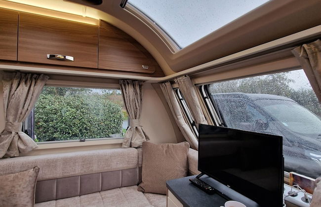 Brand new Touring Caravan Sited all Setup Ready - Foto 3