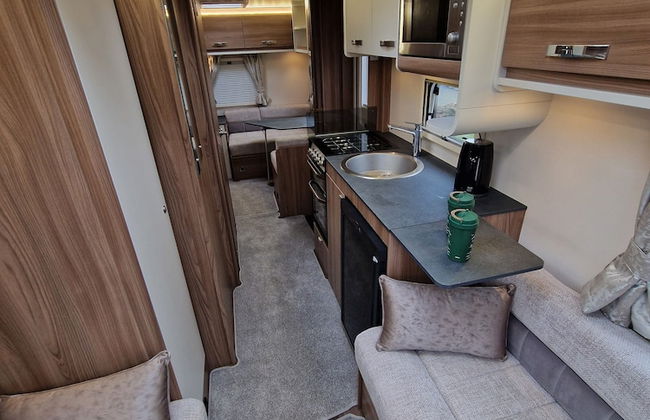 Brand new Touring Caravan Sited all Setup Ready - Foto 17