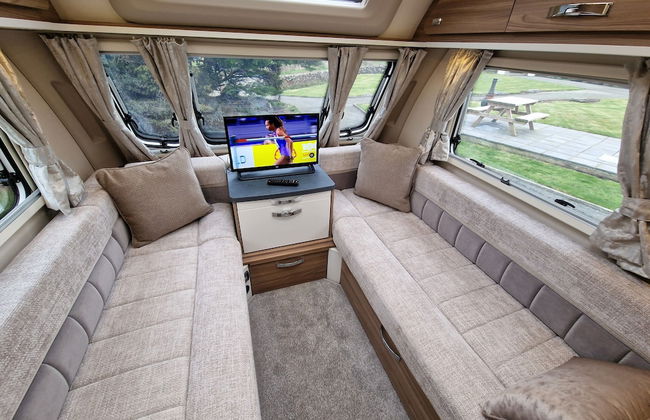Brand new Touring Caravan Sited all Setup Ready - Foto 8