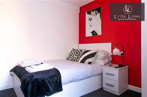 Photo 2 - Leicester's Lyter living Serviced apartments Opposite Leicester Railway Station