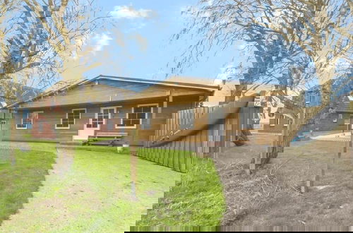 Foto 1 - Wooden Holiday Home With a View of the Dike