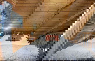 Foto 3 - Er103 - Knotty Pine Great Location - Close To Town! 2 Bedroom Cabin by RedAwning