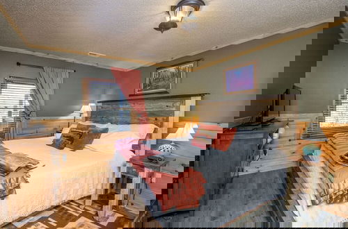 Foto 8 - Er103 - Knotty Pine Great Location - Close To Town! 2 Bedroom Cabin by RedAwning