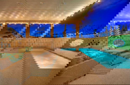 Foto 3 - Private Pool + Patio, Walk to Beach Outdoor Oasis Wave On Wave by Avantstay