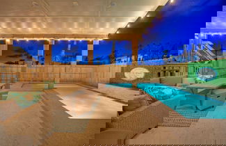 Foto 3 - Private Pool + Patio, Walk to Beach Outdoor Oasis Wave On Wave by Avantstay