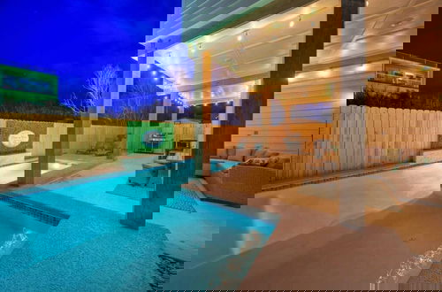 Foto 51 - Private Pool + Patio, Walk to Beach Outdoor Oasis Wave On Wave by Avantstay