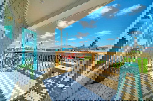 Foto 40 - Private Pool + Patio, Walk to Beach Outdoor Oasis Wave On Wave by Avantstay