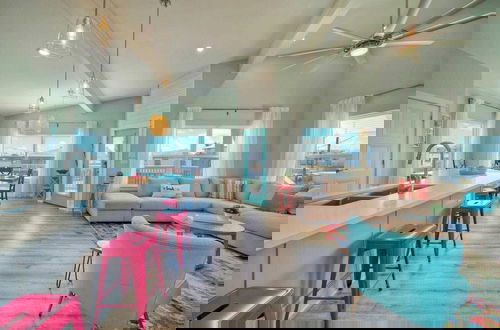 Foto 12 - Private Pool + Patio, Walk to Beach Outdoor Oasis Wave On Wave by Avantstay