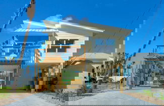 Foto 2 - Private Pool + Patio, Walk to Beach Outdoor Oasis Wave On Wave by Avantstay