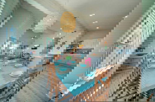 Foto 9 - Private Pool + Patio, Walk to Beach Outdoor Oasis Wave On Wave by Avantstay