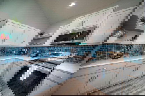 Foto 6 - Private Pool + Patio, Walk to Beach Outdoor Oasis Wave On Wave by Avantstay
