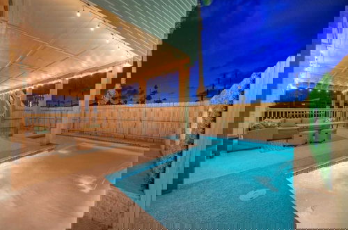 Foto 52 - Private Pool + Patio, Walk to Beach Outdoor Oasis Wave On Wave by Avantstay