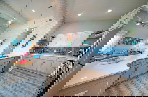 Foto 18 - Private Pool + Patio, Walk to Beach Outdoor Oasis Wave On Wave by Avantstay