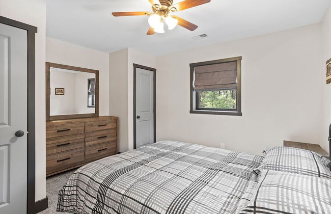 The Breck by Avantstay Modern 6bdr Cabin w/ Hot Tub & Game Room - Photo 3