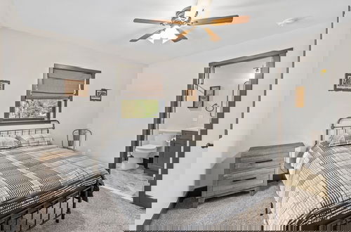 Foto 5 - The Breck by Avantstay Modern 6bdr Cabin w/ Hot Tub & Game Room