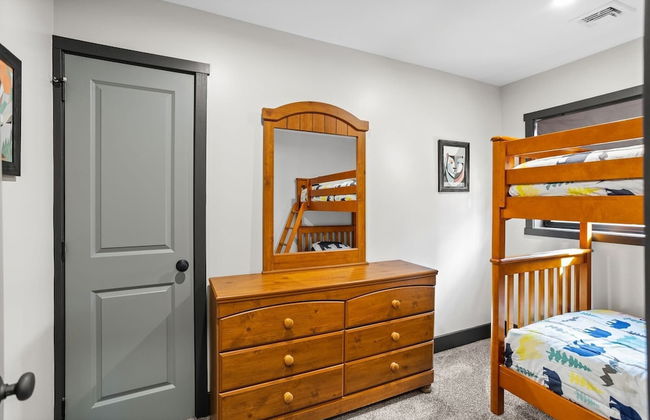 The Breck by Avantstay Modern 6bdr Cabin w/ Hot Tub & Game Room - Photo 6