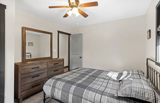 The Breck by Avantstay Modern 6bdr Cabin w/ Hot Tub & Game Room - Photo 7