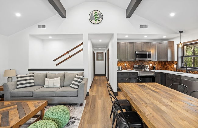 The Breck by Avantstay Modern 6bdr Cabin w/ Hot Tub & Game Room - Photo 28