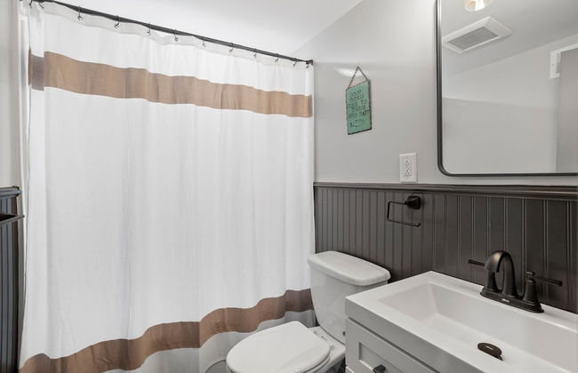The Breck by Avantstay Modern 6bdr Cabin w/ Hot Tub & Game Room - Photo 13