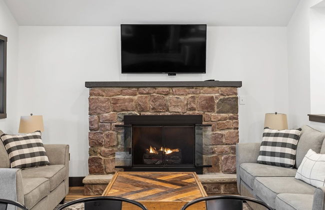 The Breck by Avantstay Modern 6bdr Cabin w/ Hot Tub & Game Room - Photo 23