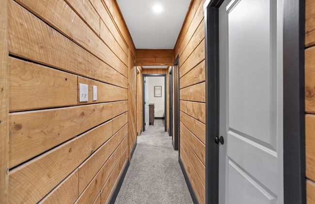The Breck by Avantstay Modern 6bdr Cabin w/ Hot Tub & Game Room - Photo 24