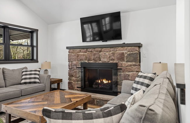 The Breck by Avantstay Modern 6bdr Cabin w/ Hot Tub & Game Room - Photo 12