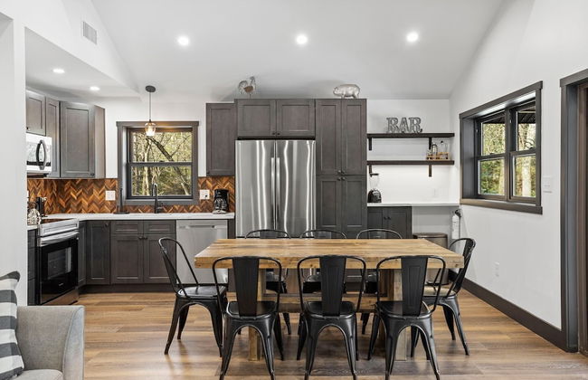 The Breck by Avantstay Modern 6bdr Cabin w/ Hot Tub & Game Room - Photo 9