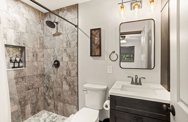 The Breck by Avantstay Modern 6bdr Cabin w/ Hot Tub & Game Room - Photo 14