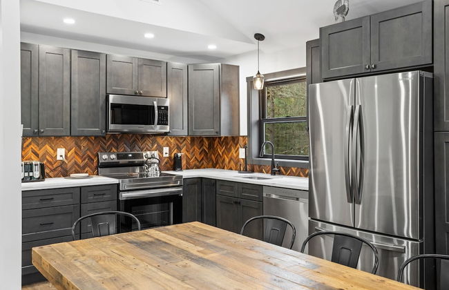 The Breck by Avantstay Modern 6bdr Cabin w/ Hot Tub & Game Room - Photo 8