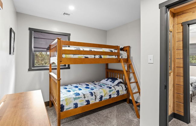 The Breck by Avantstay Modern 6bdr Cabin w/ Hot Tub & Game Room - Photo 1