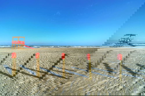 Foto 4 - Beachfront Complex w/ 2 Pools, Tennis Gulf Views Rise N Beach by Avantstay