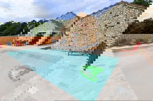 Foto 23 - Majestic Holiday Home With Swimming Pool