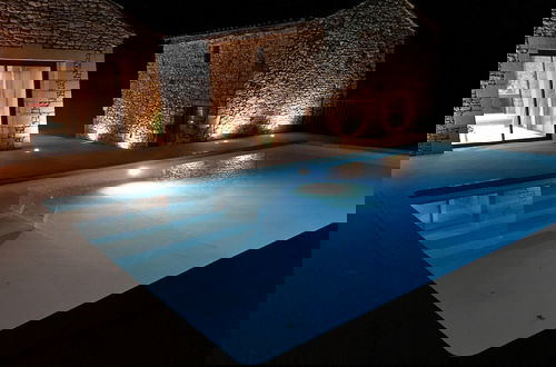 Foto 19 - Majestic Holiday Home With Swimming Pool