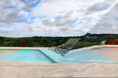 Foto 18 - Majestic Holiday Home With Swimming Pool