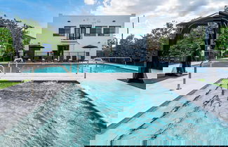 Photo 1 - Lux Retreat By Renzzi