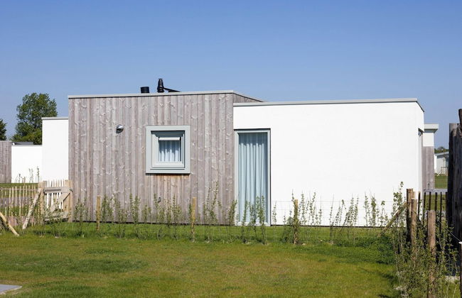 Bungalow at Nieuwvliet Bad Beach Resort - Foto 1