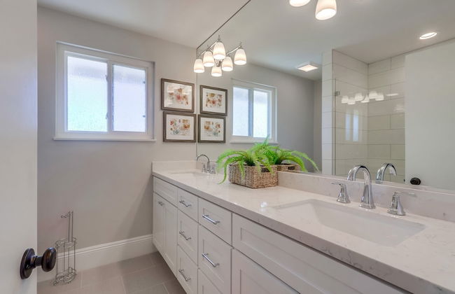 Gorgeous Upgraded 5 Bedroom & 3 Bath Home with pool - Foto 31