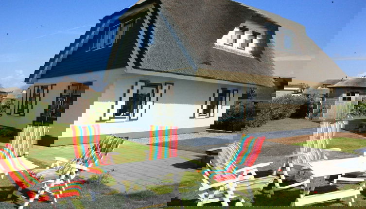 Foto 1 - Thatched, Attractive Villa in Julianadorp near Beach