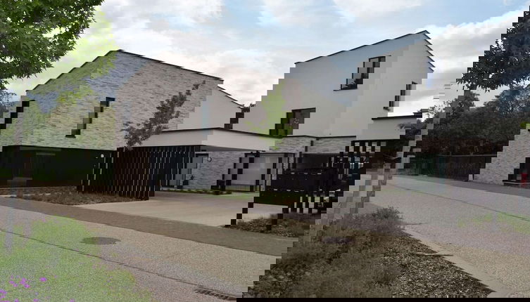 Foto 1 - Modern Holiday Home in Maasmechelen With Sauna