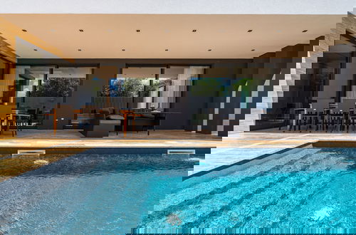 Foto 20 - Luxury Villa With Private Indoor and Outdoor Pool