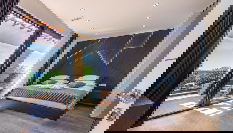 Foto 1 - Luxury Villa With Private Indoor and Outdoor Pool
